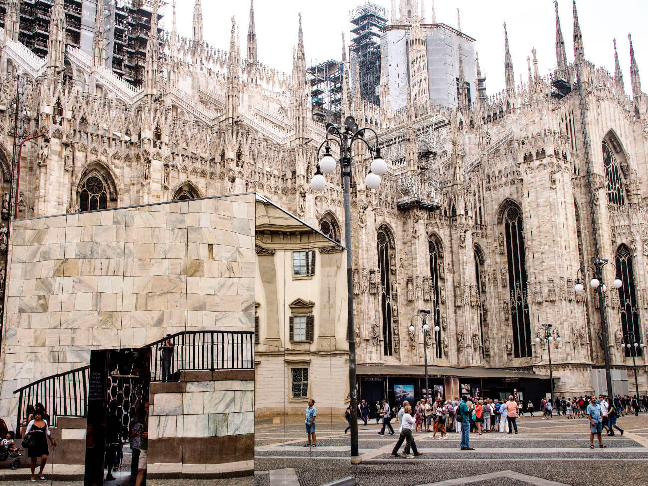 crowds and scenery, Milano